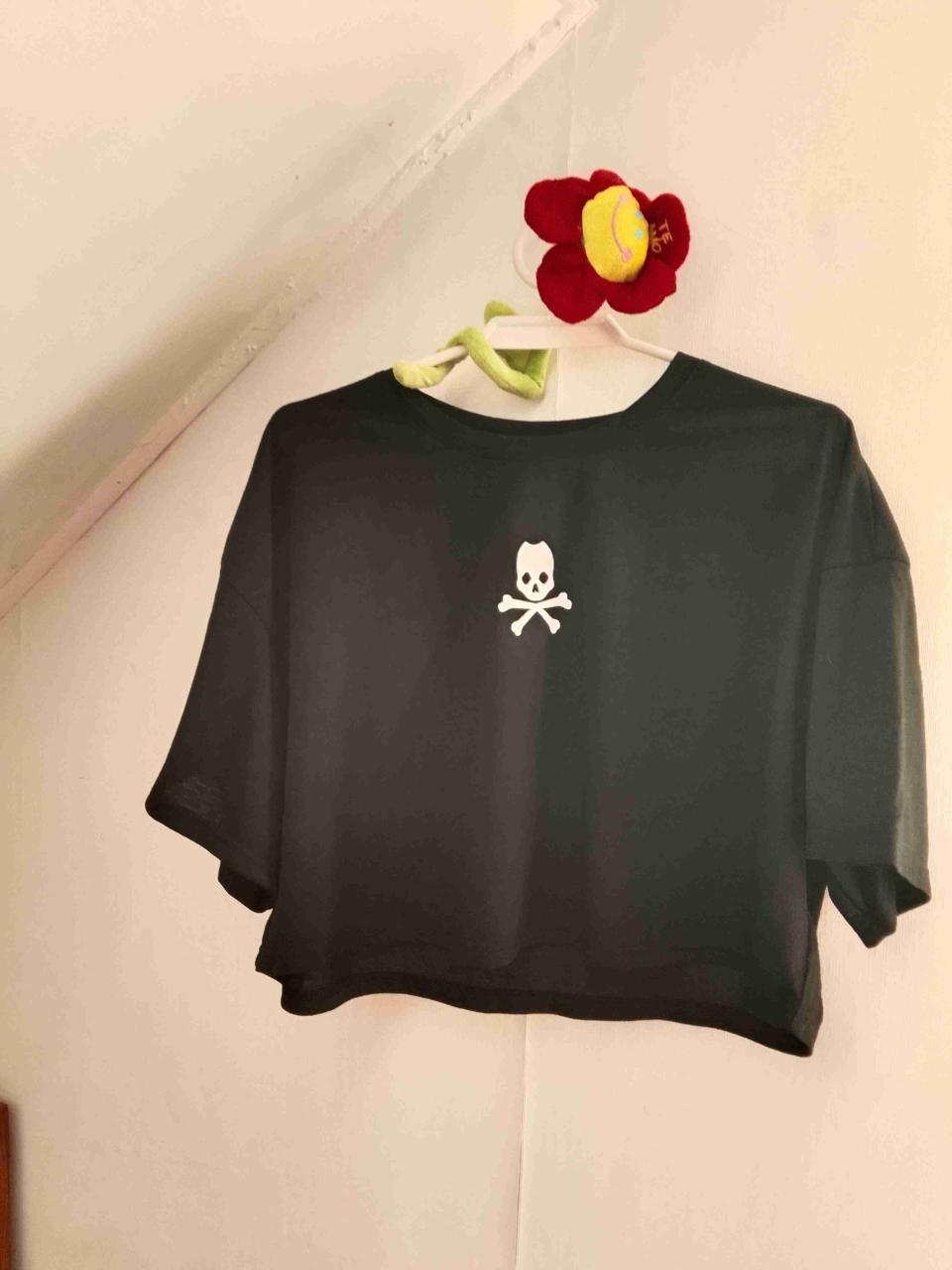 Conjunto shein polera negra y pantalón estampado - miniatura 5