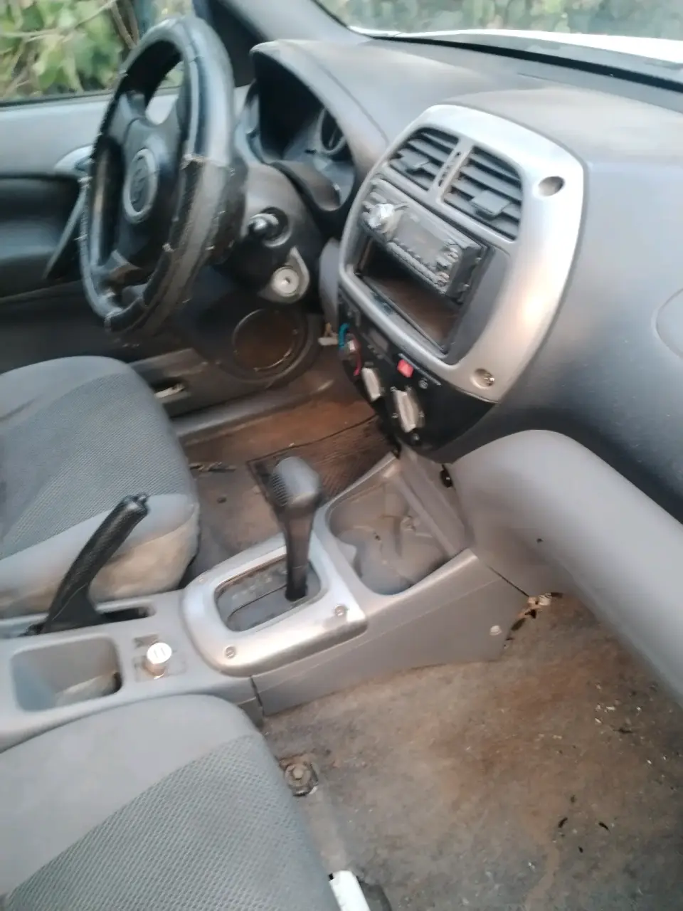 SUV blanco con detalles - miniatura 3