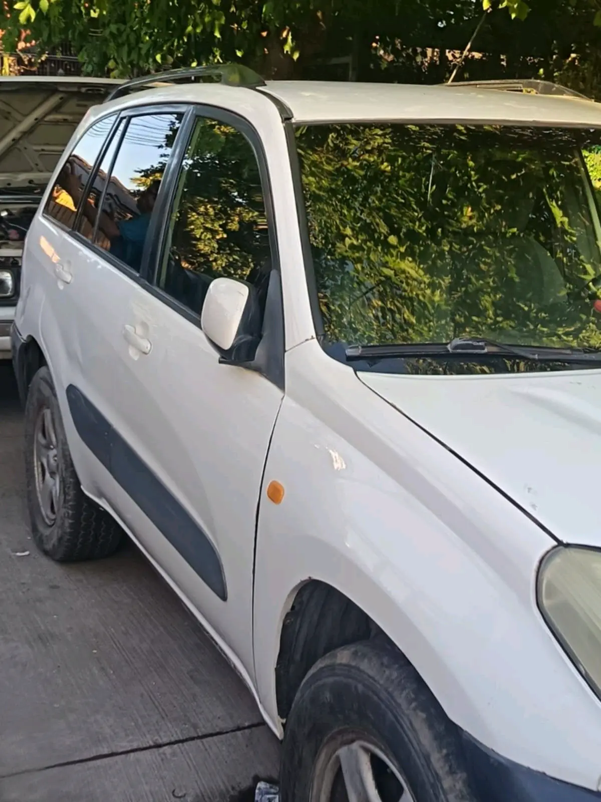 SUV blanco con detalles - miniatura 4