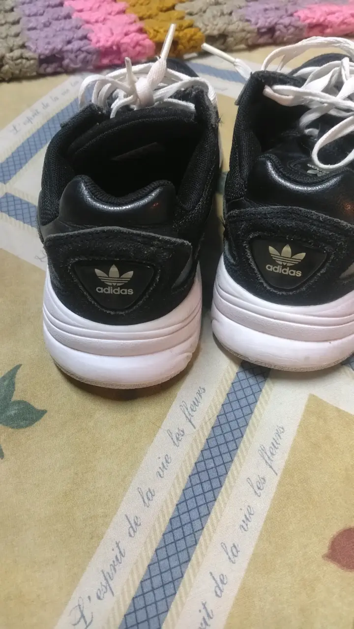 Zapatillas Adidas negras y blancas mujer - miniatura 2