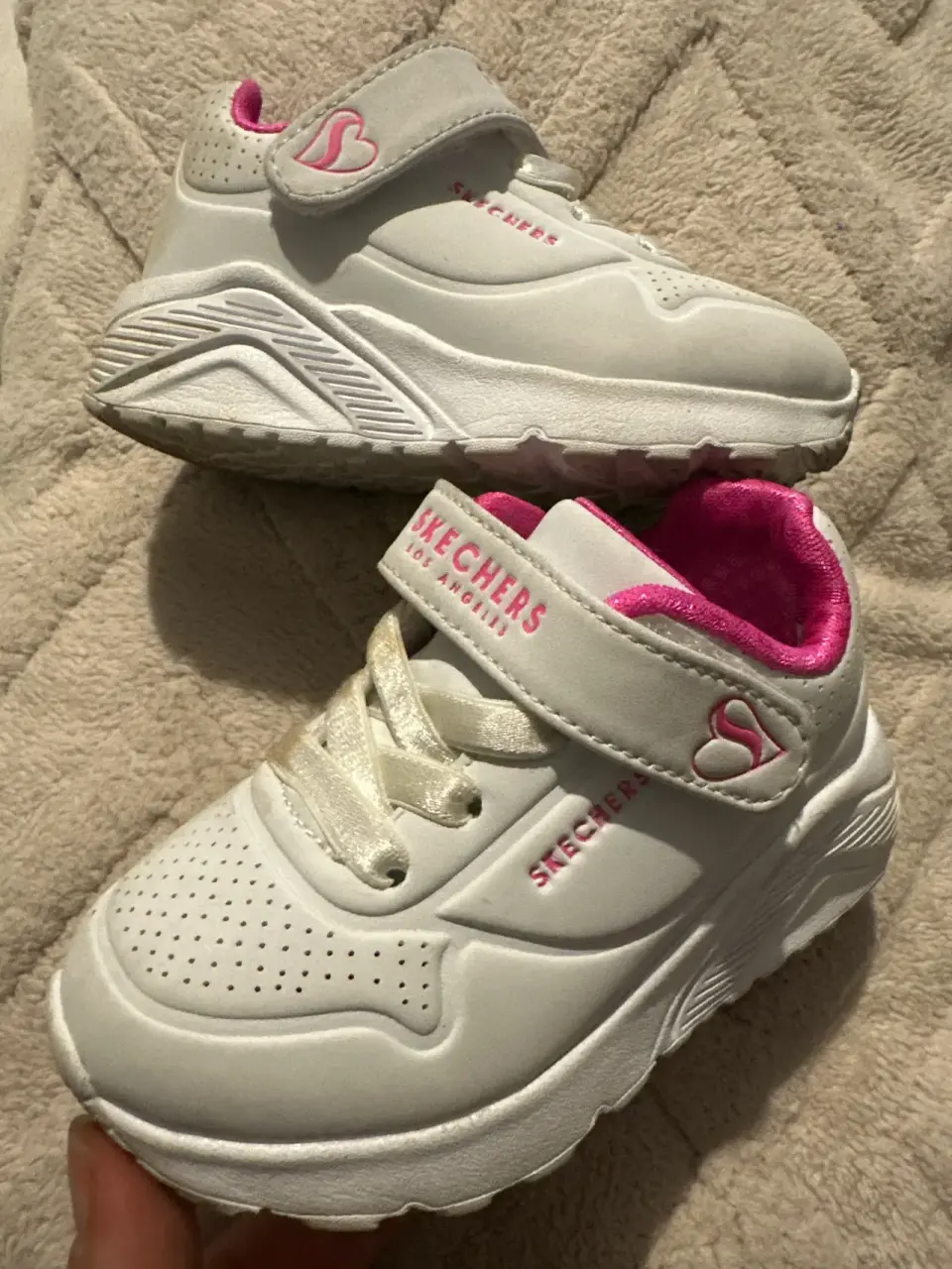 Zapatillas Skechers blancas y rosas