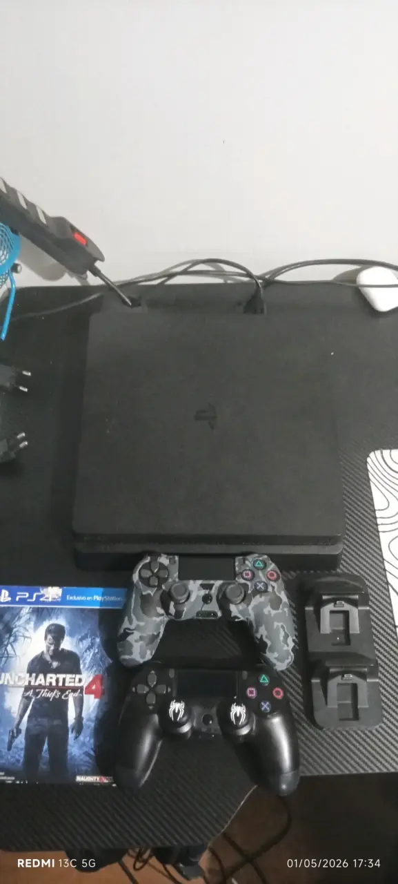 Consola PS4 con juegos y accesorios - miniatura 1