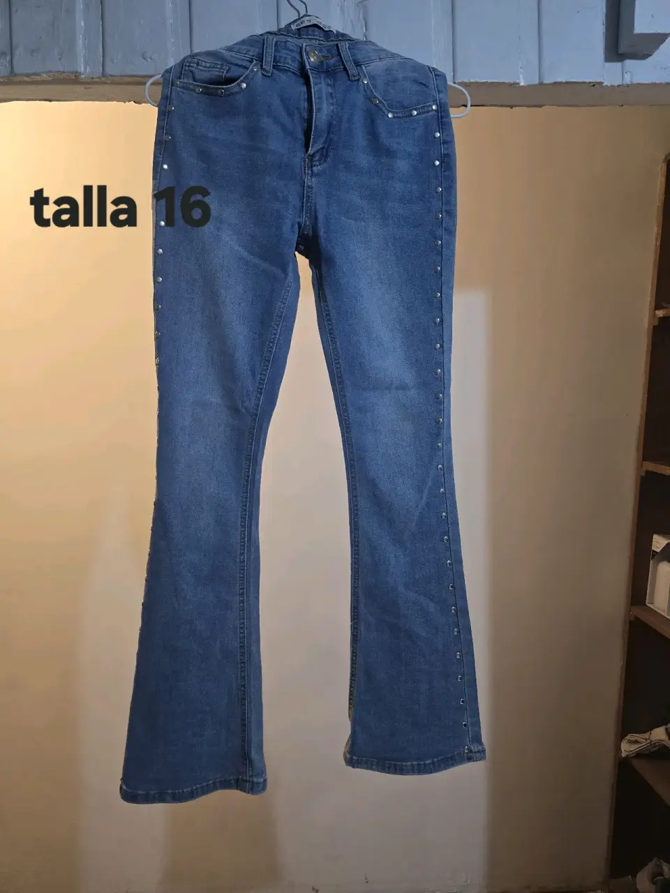 Jeans azul con tachas
