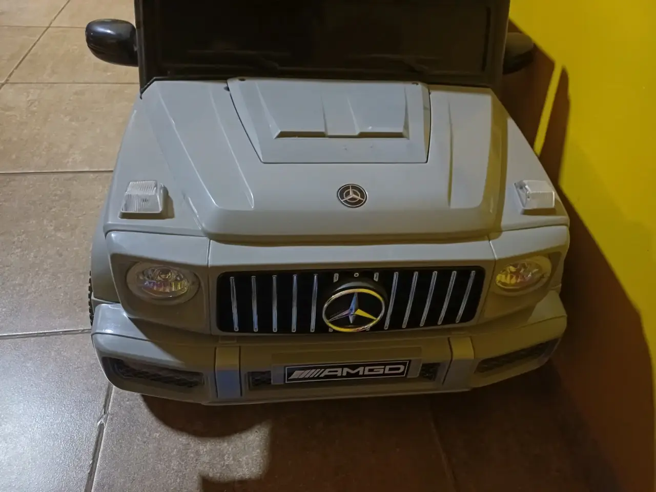 Auto eléctrico de juguete gris - miniatura 1