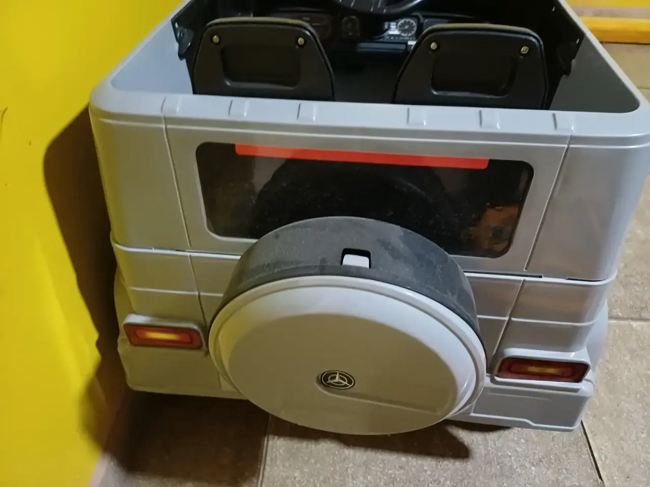 Auto eléctrico de juguete gris - miniatura 2