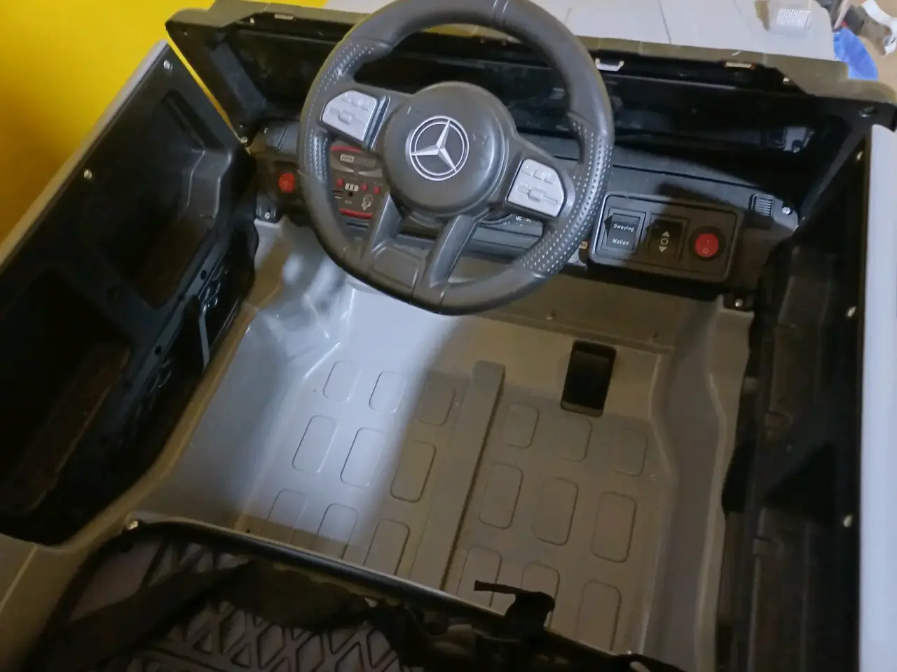 Auto eléctrico de juguete gris - miniatura 3