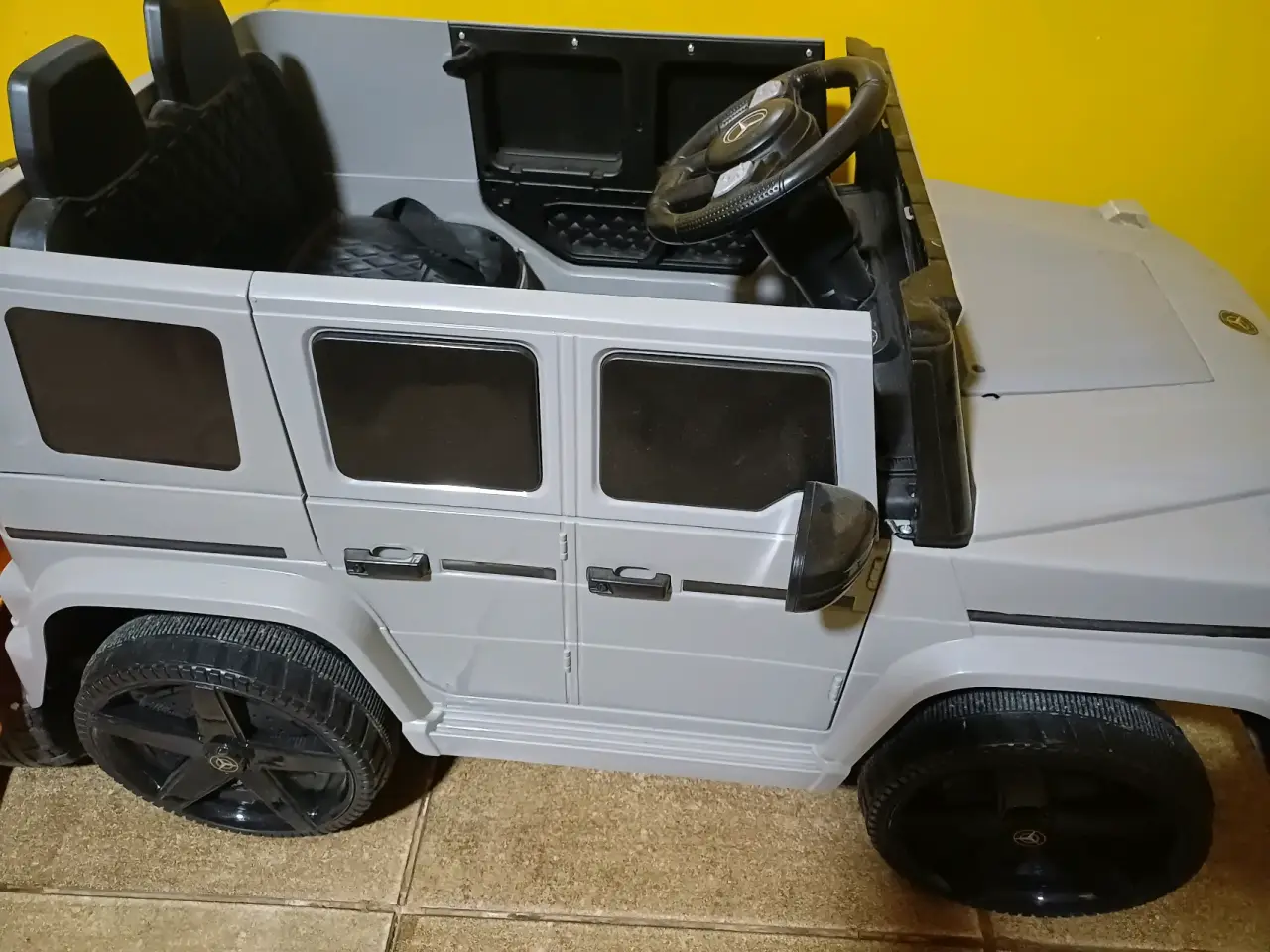 Auto eléctrico de juguete gris - miniatura 4