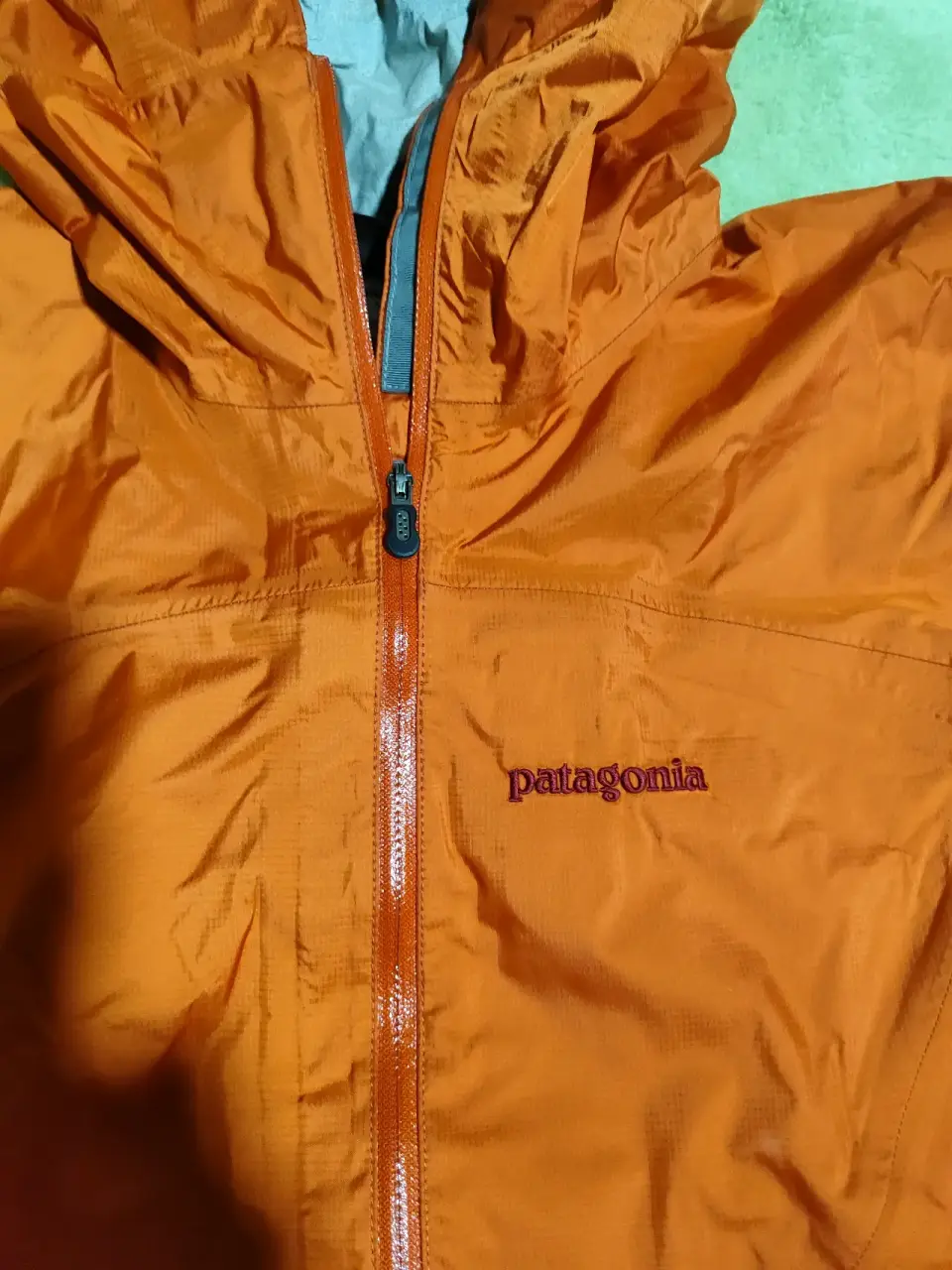 Chaqueta PATAGONIA anaranjada impermeable - miniatura 2