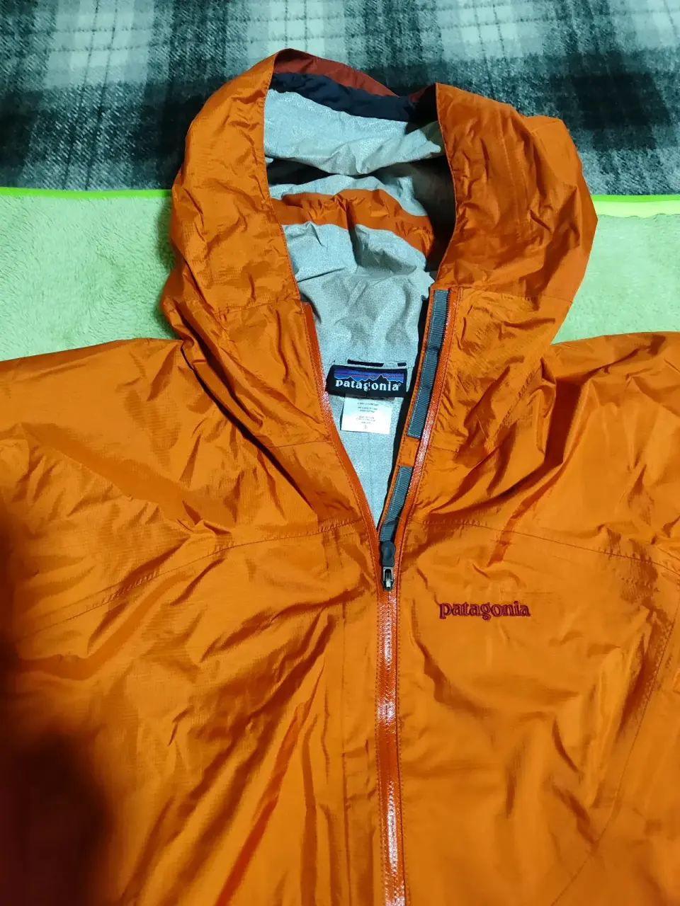 Chaqueta PATAGONIA anaranjada impermeable - miniatura 5