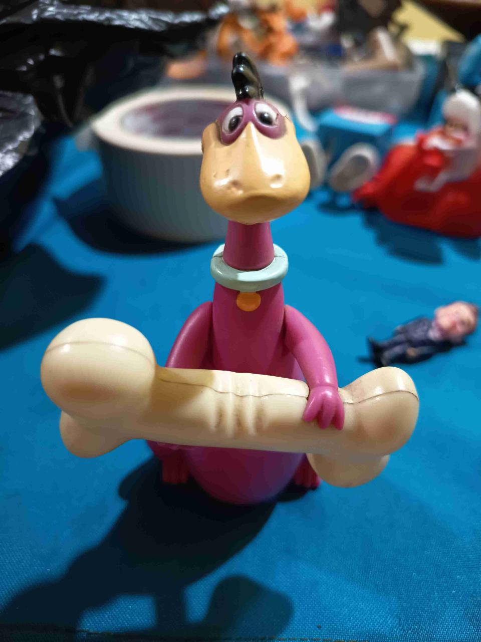 Figura dinosaurio retro con hueso