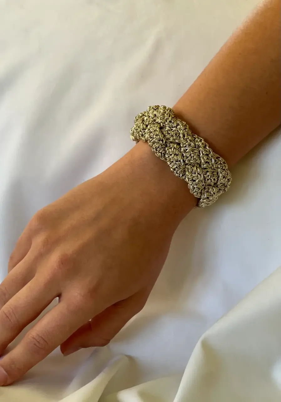 Pulsera tejida dorada