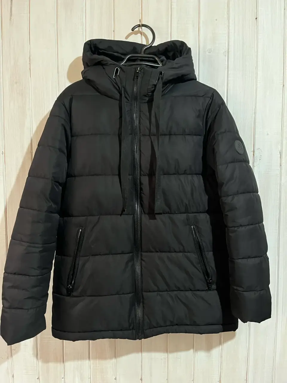 Parka negra acolchada con capucha