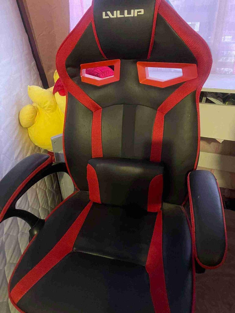 Silla gamer roja y negra