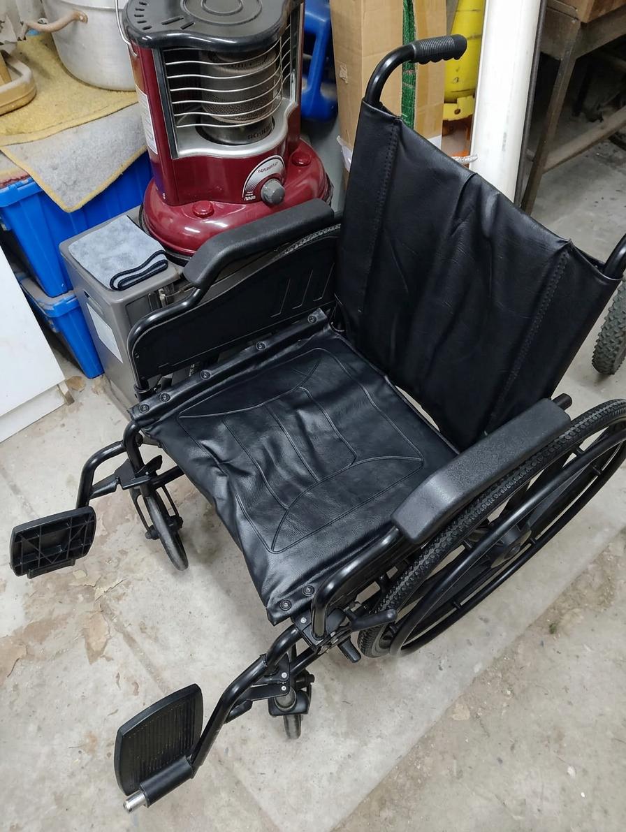 Silla de ruedas plegable negra