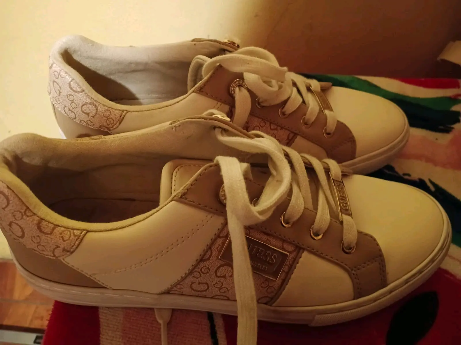 Zapatillas beige Guess estilo casual - miniatura 1