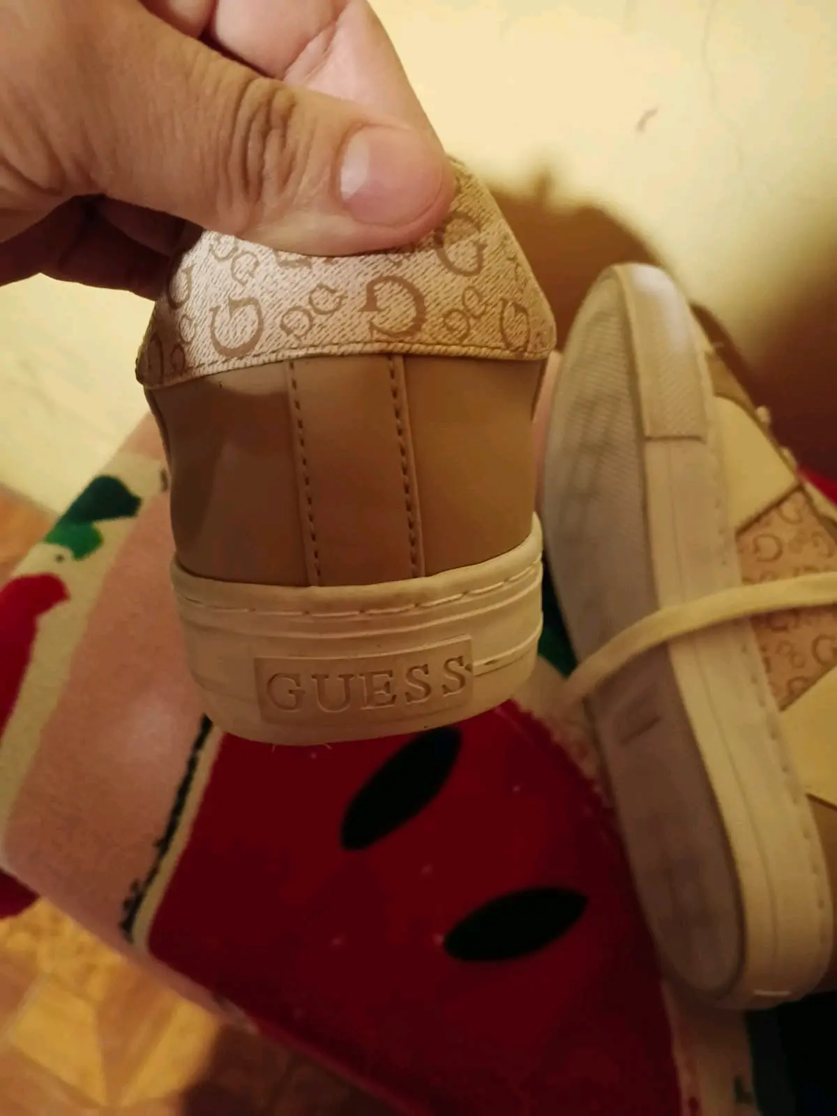 Zapatillas beige Guess estilo casual - miniatura 2