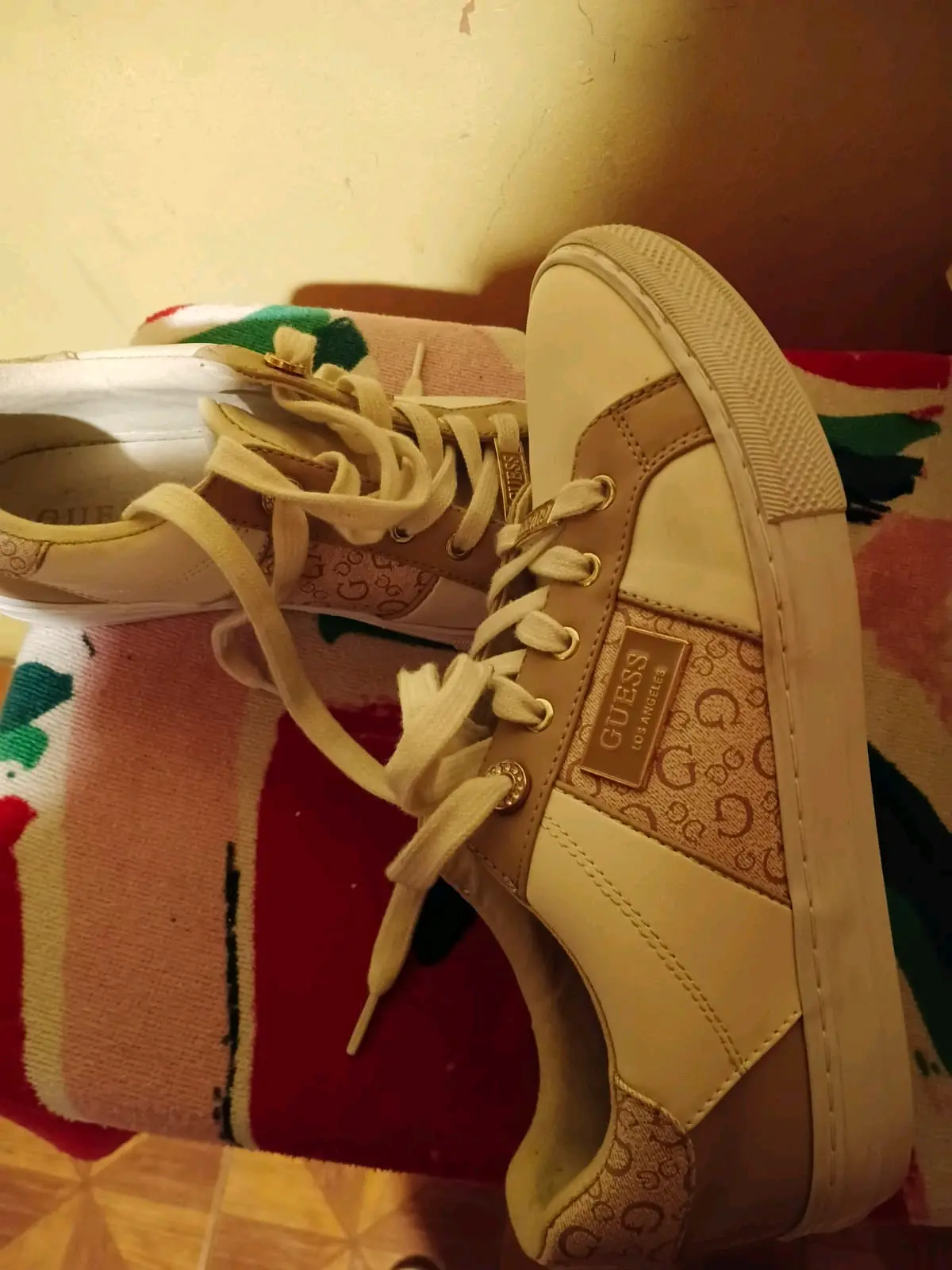 Zapatillas beige Guess estilo casual - miniatura 3