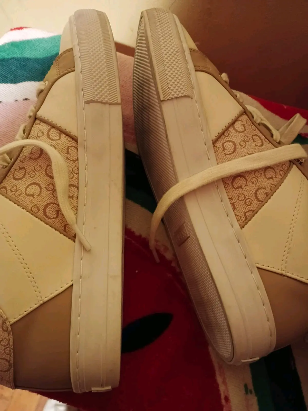 Zapatillas beige Guess estilo casual - miniatura 4