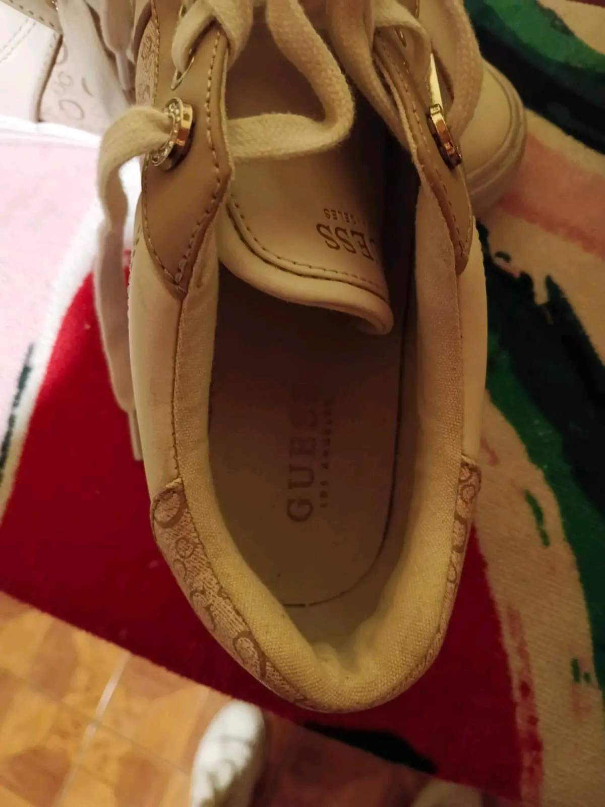 Zapatillas beige Guess estilo casual - miniatura 5