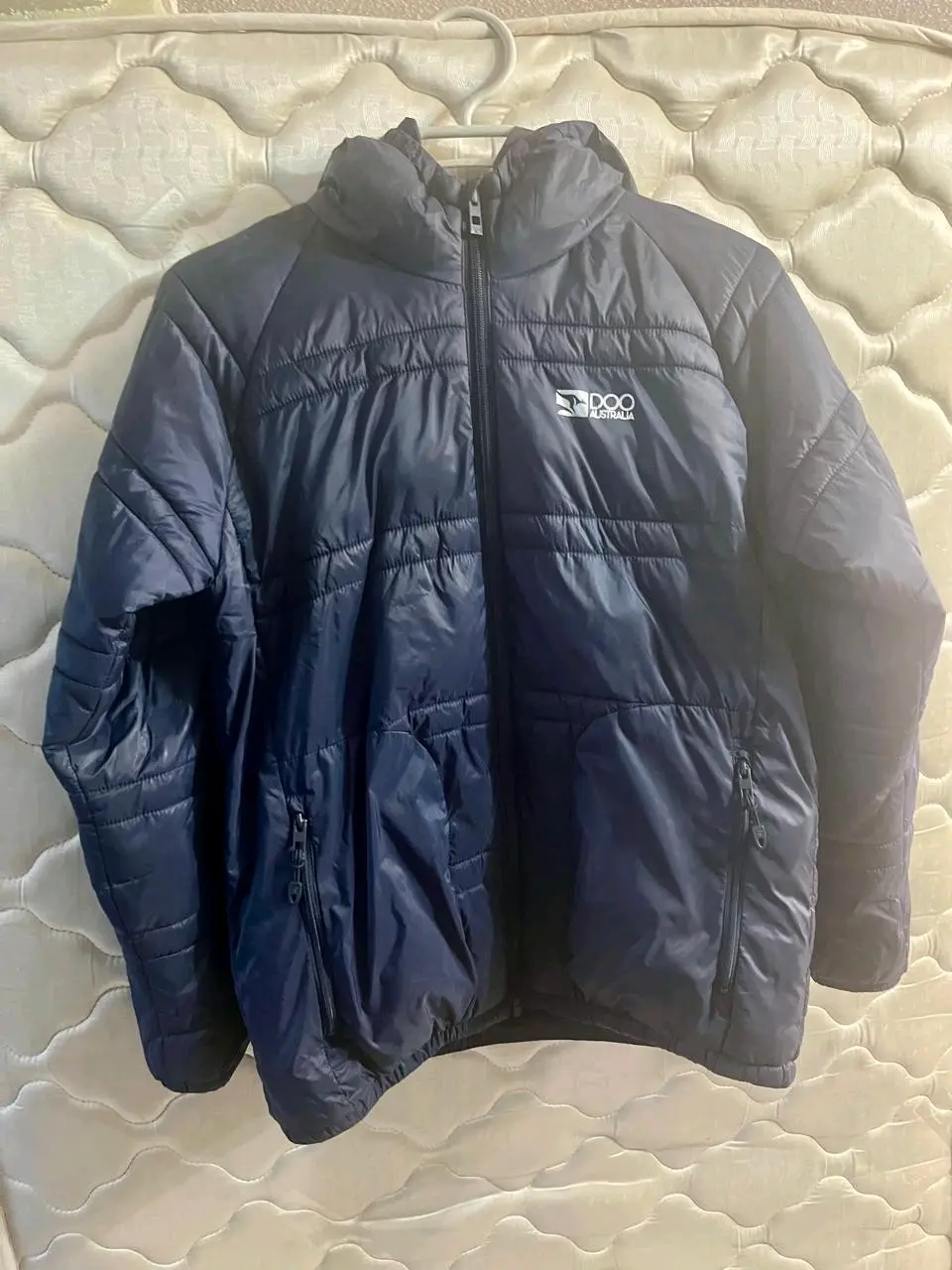 Chaqueta azul con capucha