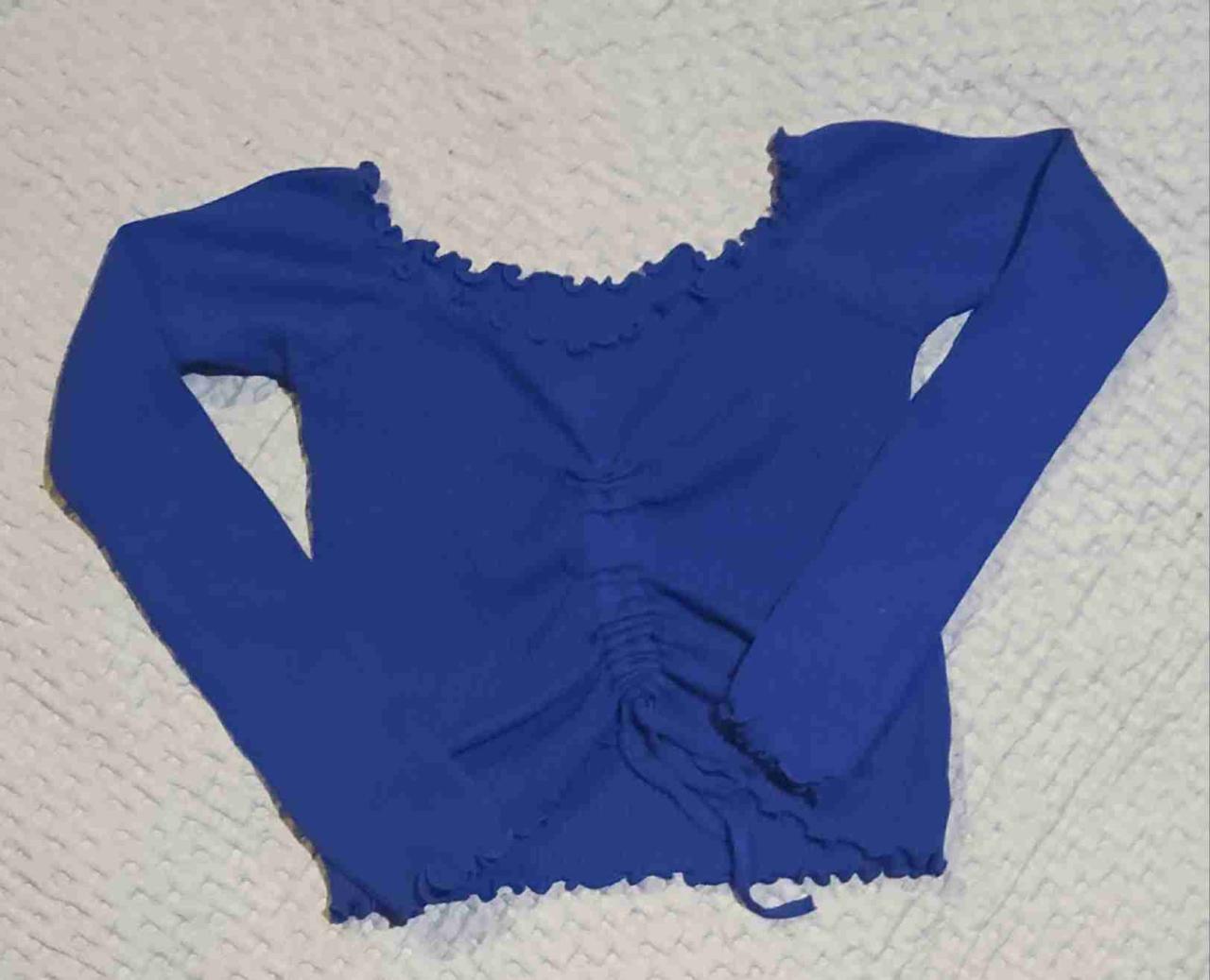Polera azul con cuello fruncido