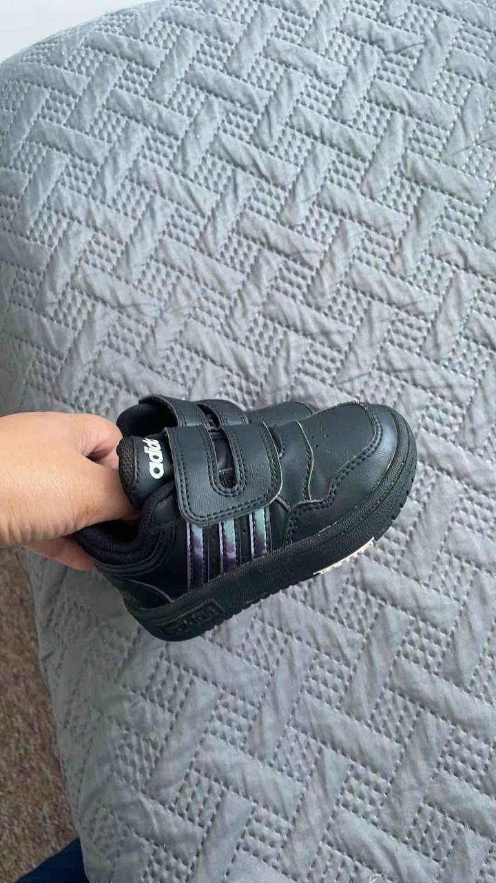 Zapatilla negra infantil unisex número 21 - miniatura 1