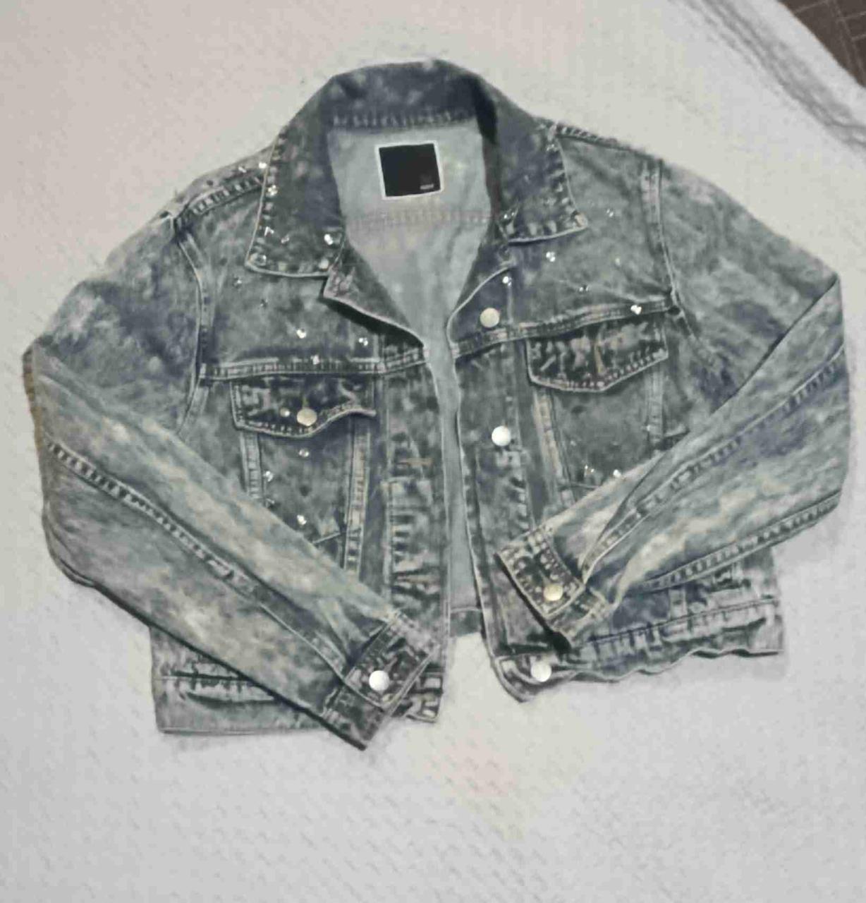Chaqueta mezclilla con tachas