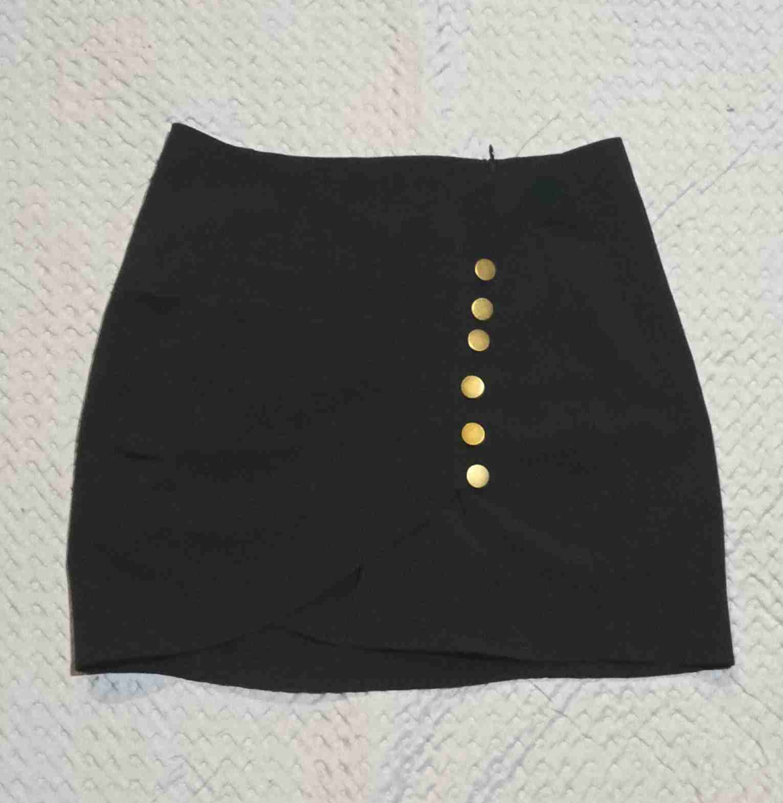 Falda negra con botones dorados