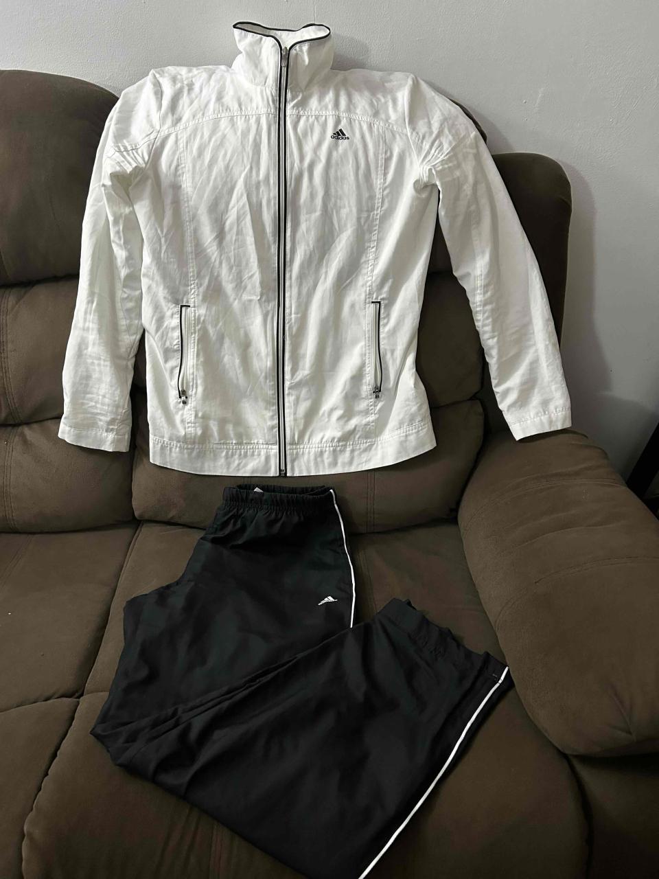 Conjunto deportivo blanco y negro - miniatura 1