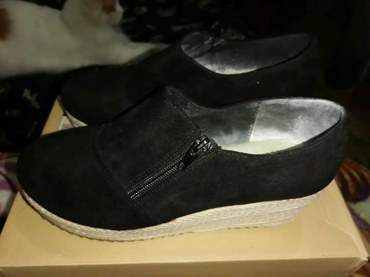 Zapatos negros con plataforma y par de botas. - miniatura 1