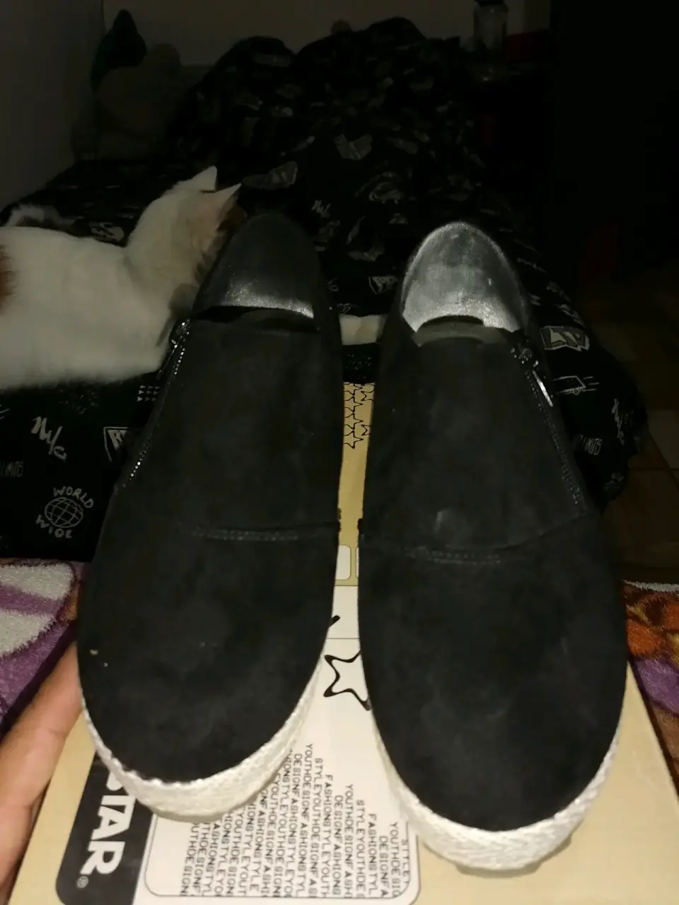Zapatos negros con plataforma y par de botas. - miniatura 2