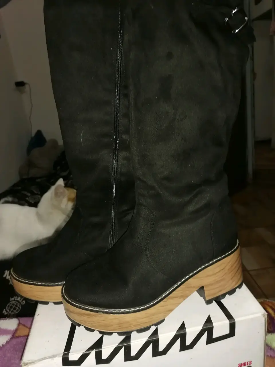 Zapatos negros con plataforma y par de botas. - miniatura 3