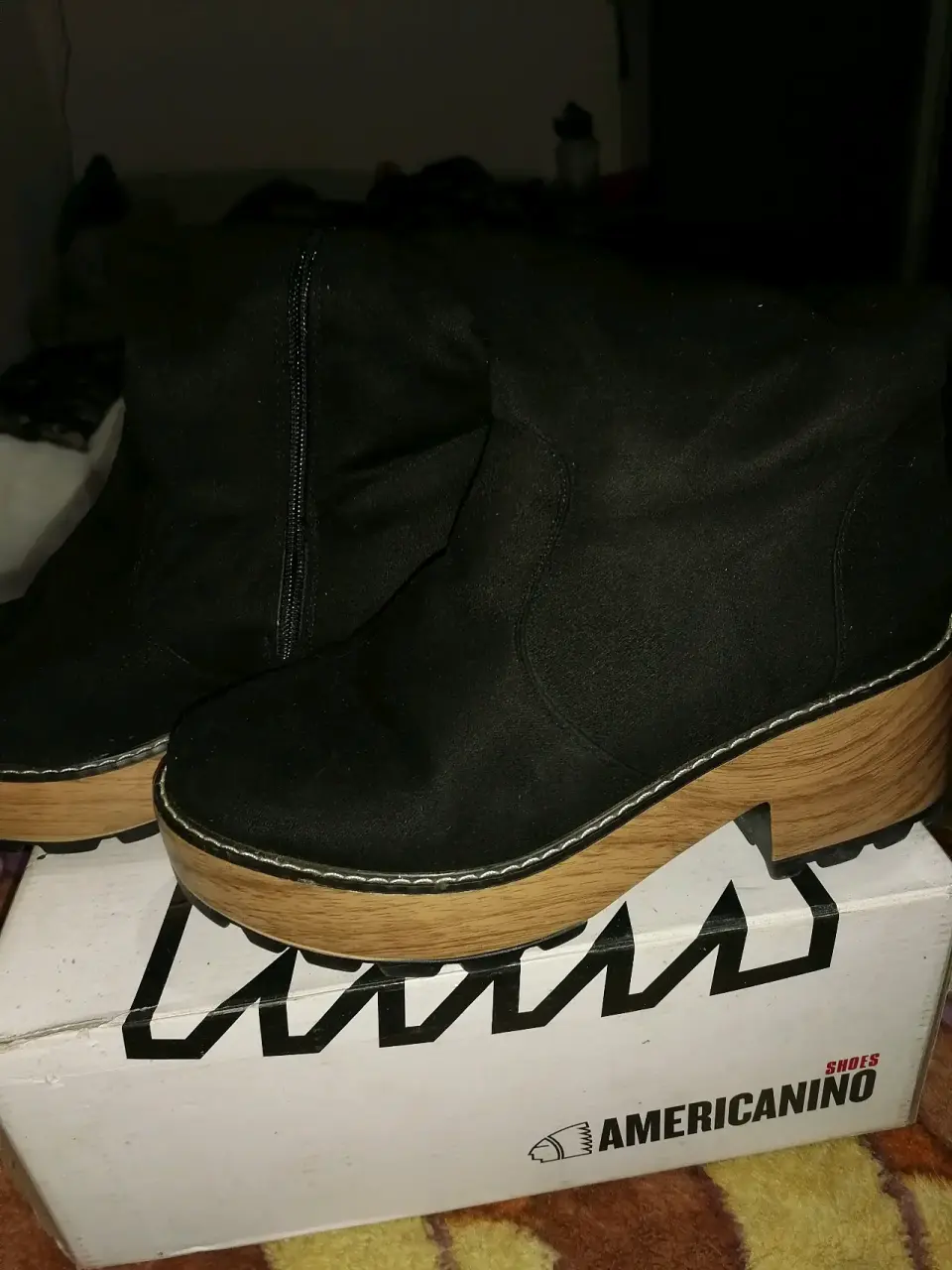 Zapatos negros con plataforma y par de botas. - miniatura 4