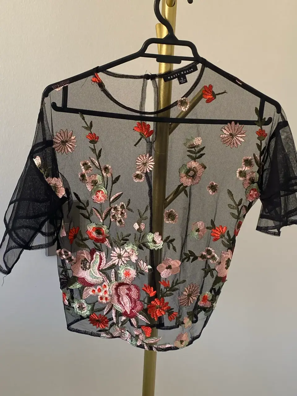 Blusa transparente bordada floral