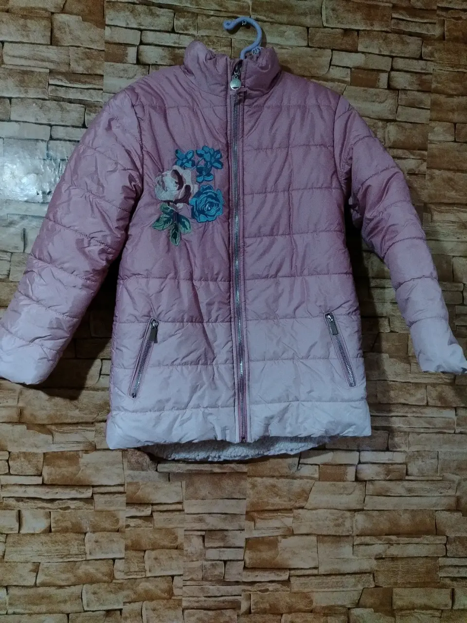 Chaqueta acolchada rosa con flores - miniatura 2