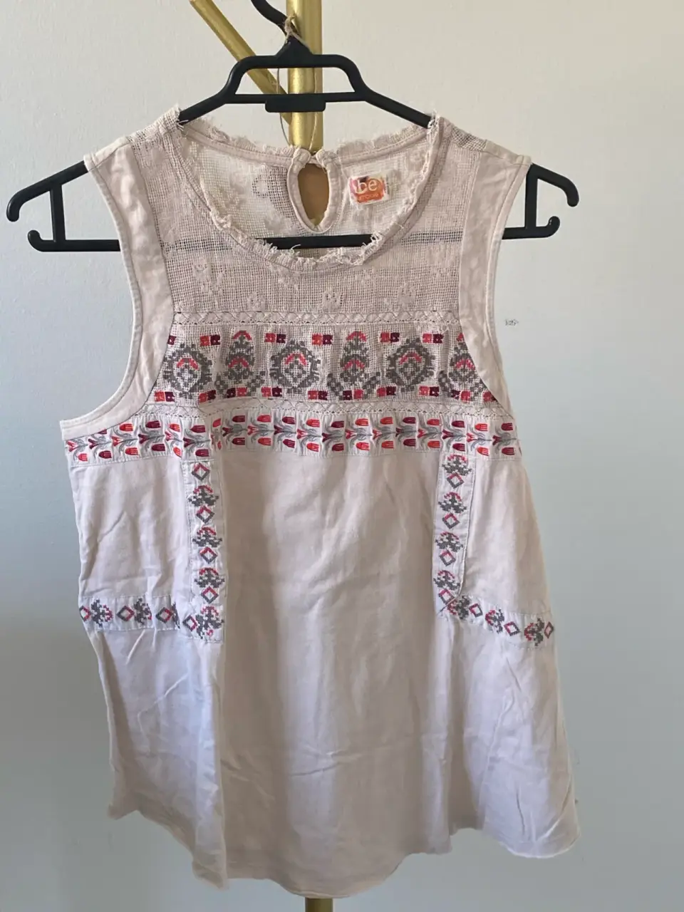 Blusa sin mangas bordada