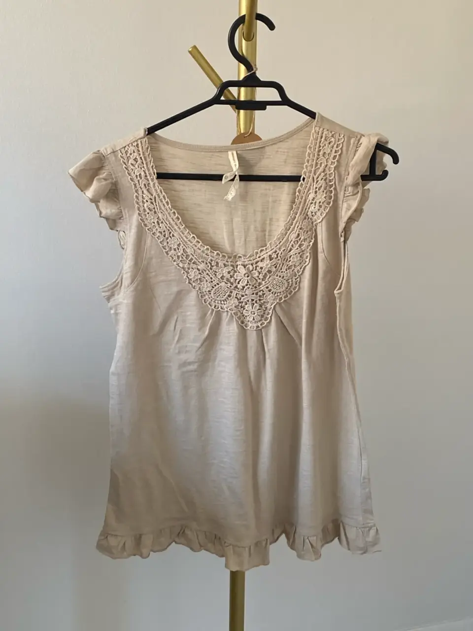 Polera beige con bordado