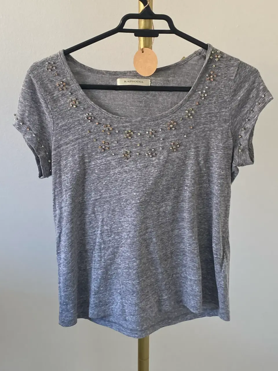 Polera gris con detalles brillantes Rapsodia