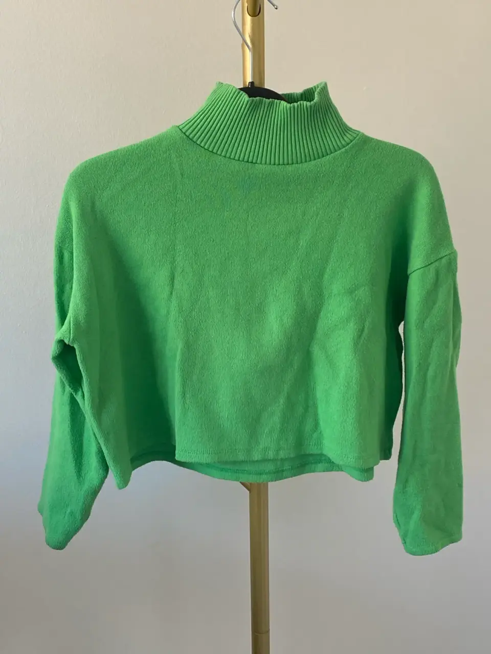 Sweater verde de cuello alto