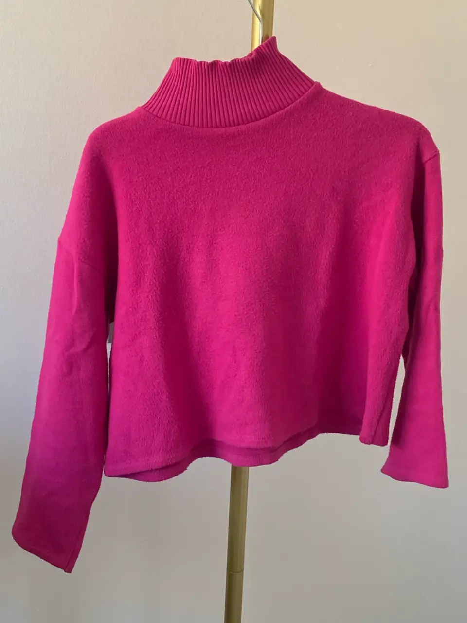 Sweater fucsia de cuello alto