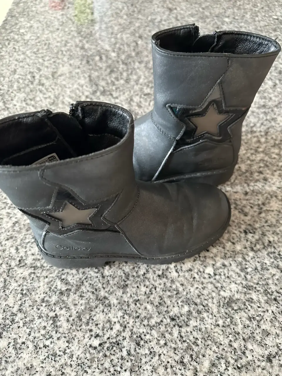 Botas negras con estrella morada - miniatura 2