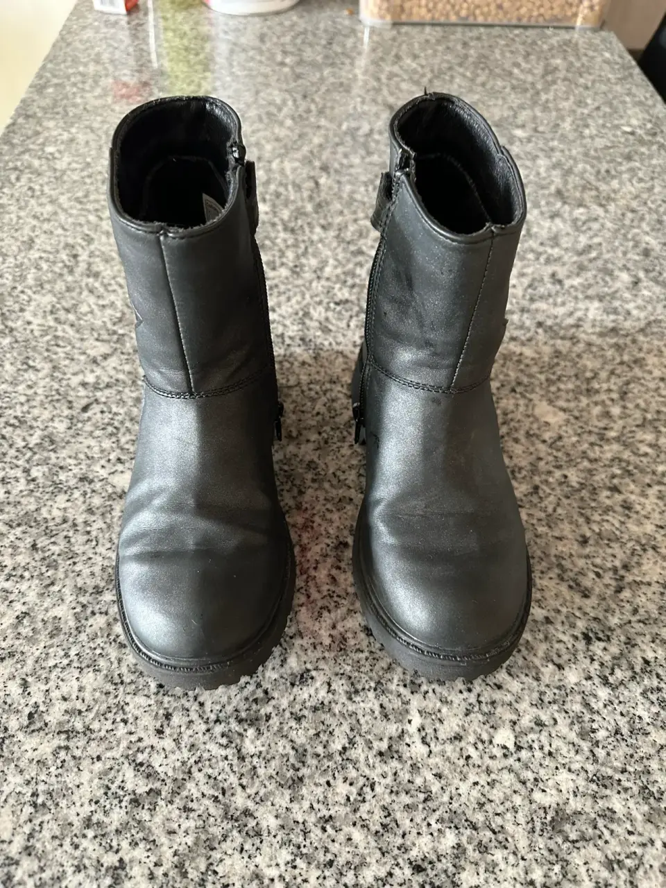 Botas negras con estrella morada - miniatura 3