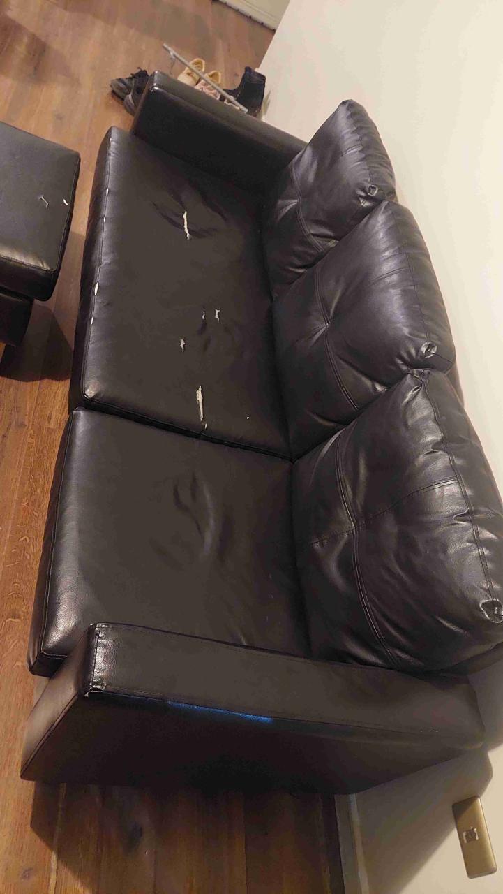 Sofá 3 cuerpos + Pouf Negro con desgaste - miniatura 2