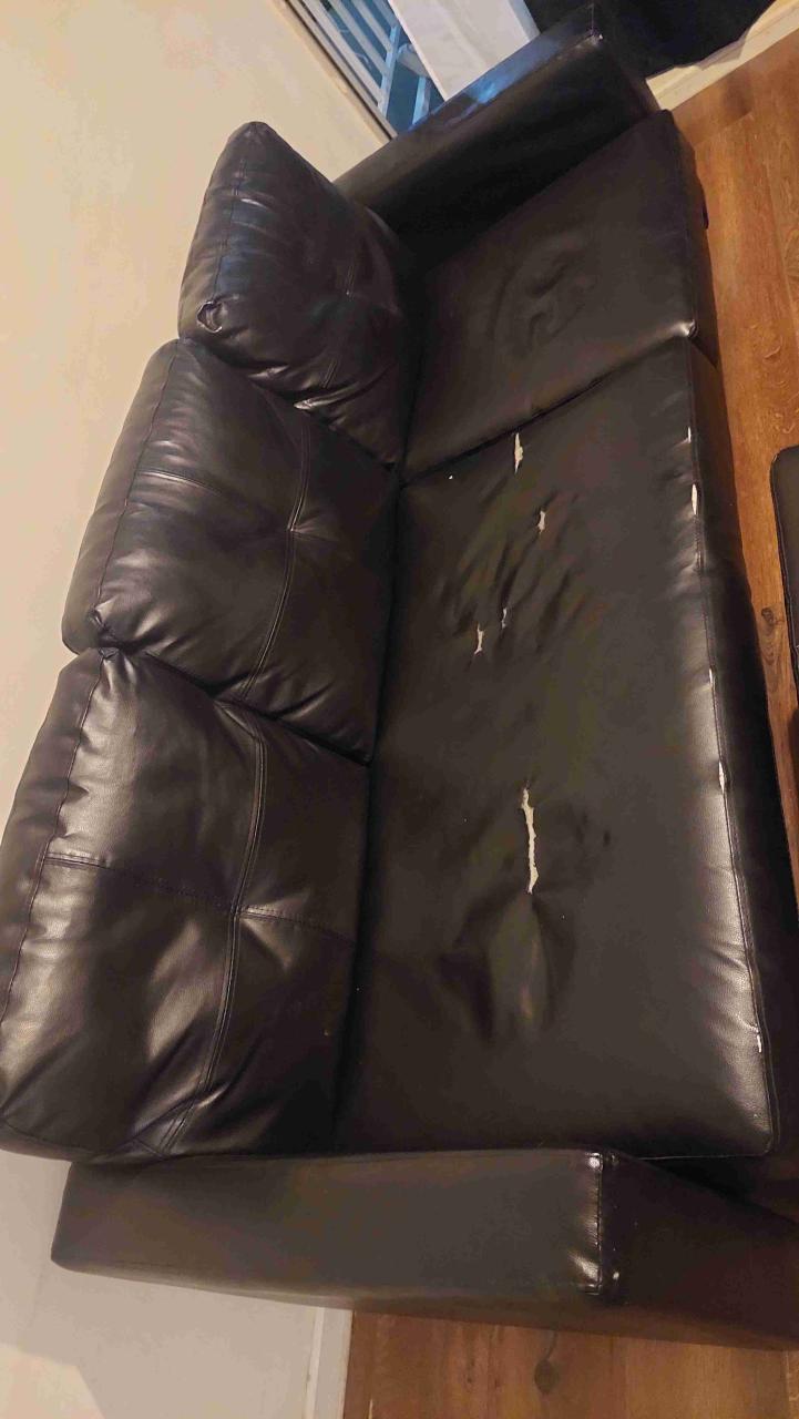 Sofá 3 cuerpos + Pouf Negro con desgaste - miniatura 4
