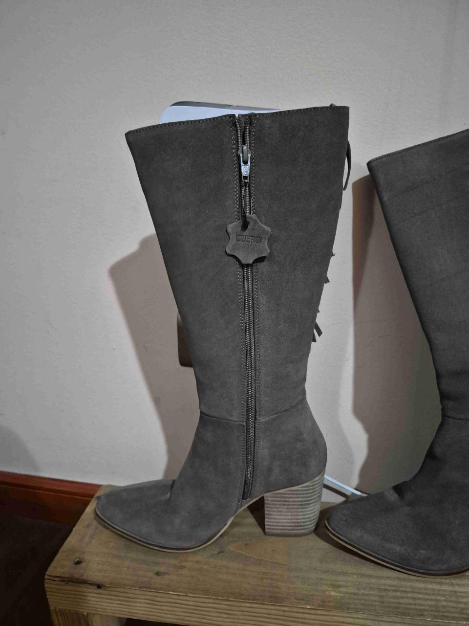 Botas de gamuza beige con flecos marca Apology - miniatura 2
