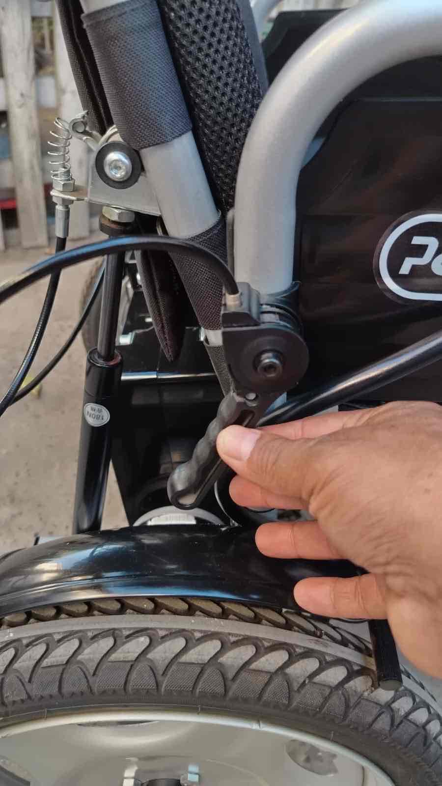 Silla de ruedas eléctrica negra - miniatura 4