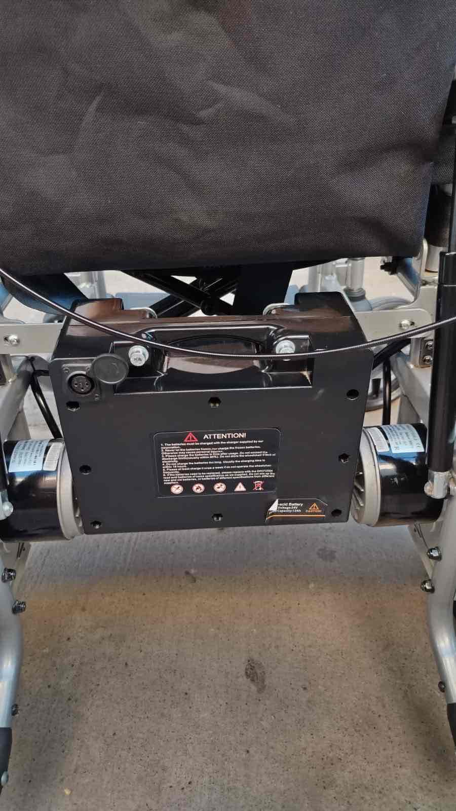 Silla de ruedas eléctrica negra - miniatura 6