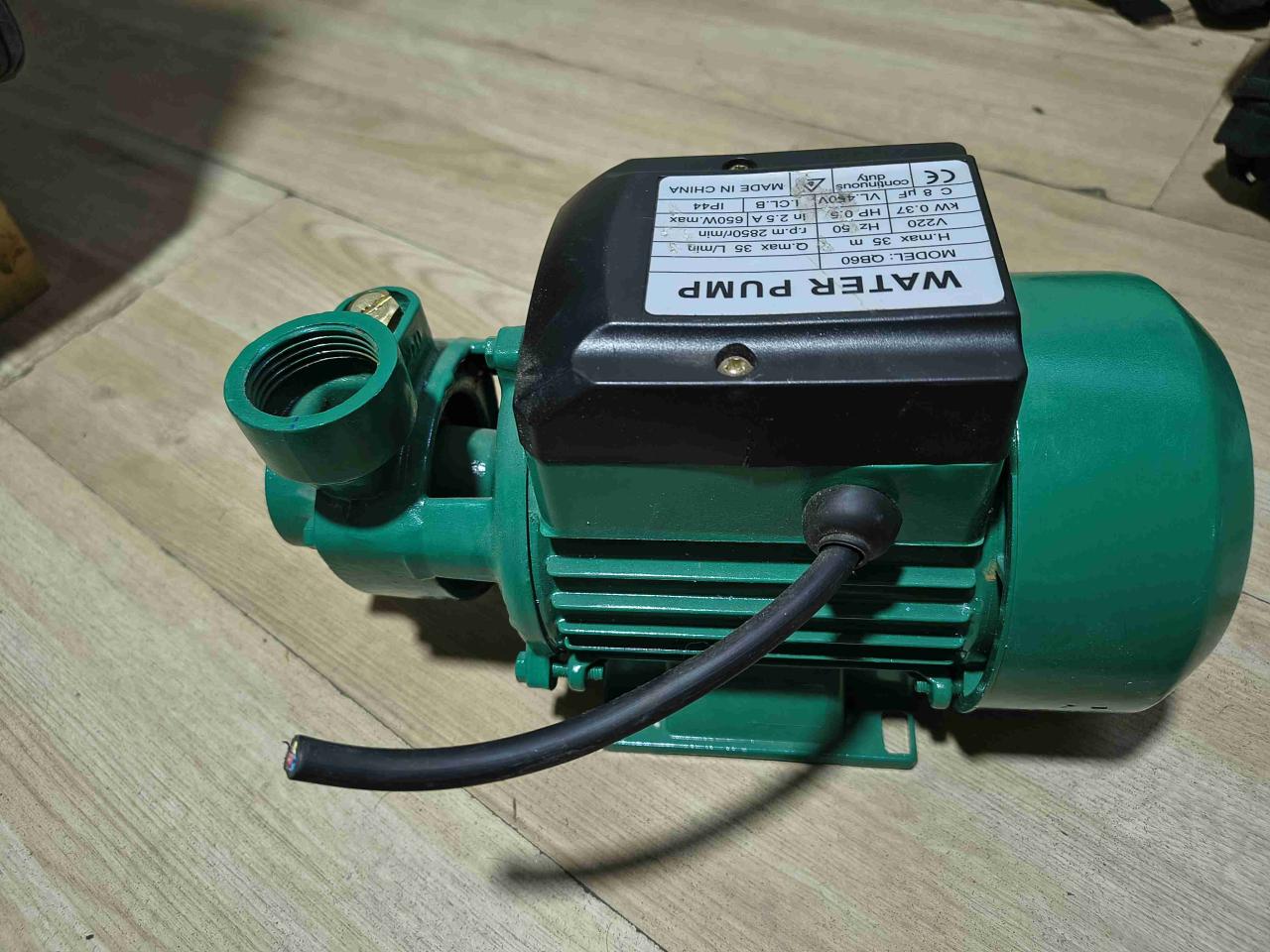 Bomba de agua periférica verde modelo QB60 - miniatura 1