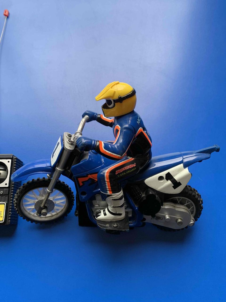 Moto a control remoto Tyco R/C X-treme (1999) - miniatura 2