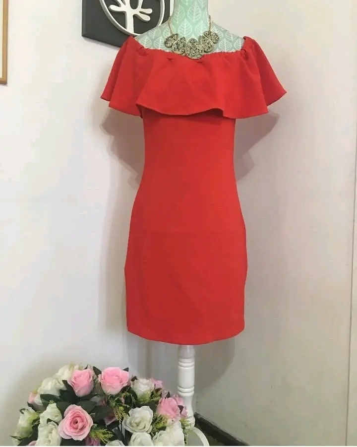Vestido rojo de hombros descubiertos - miniatura 1
